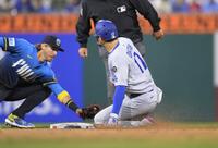 　フィリーズ戦の８回、二盗を失敗するドジャース・大谷
