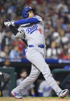 　フィリーズ戦の８回、右前打を放つドジャース・大谷