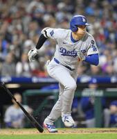 　フィリーズ戦の８回、右前打を放つドジャース・大谷