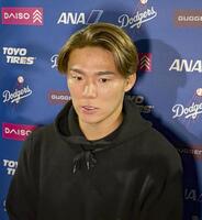 　試合後、取材に応じるドジャース・山本