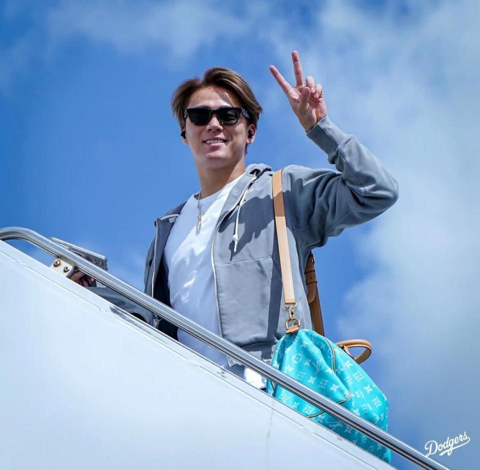 機内に乗り込む山本由伸投手（ロサンゼルス・ドジャース提供）