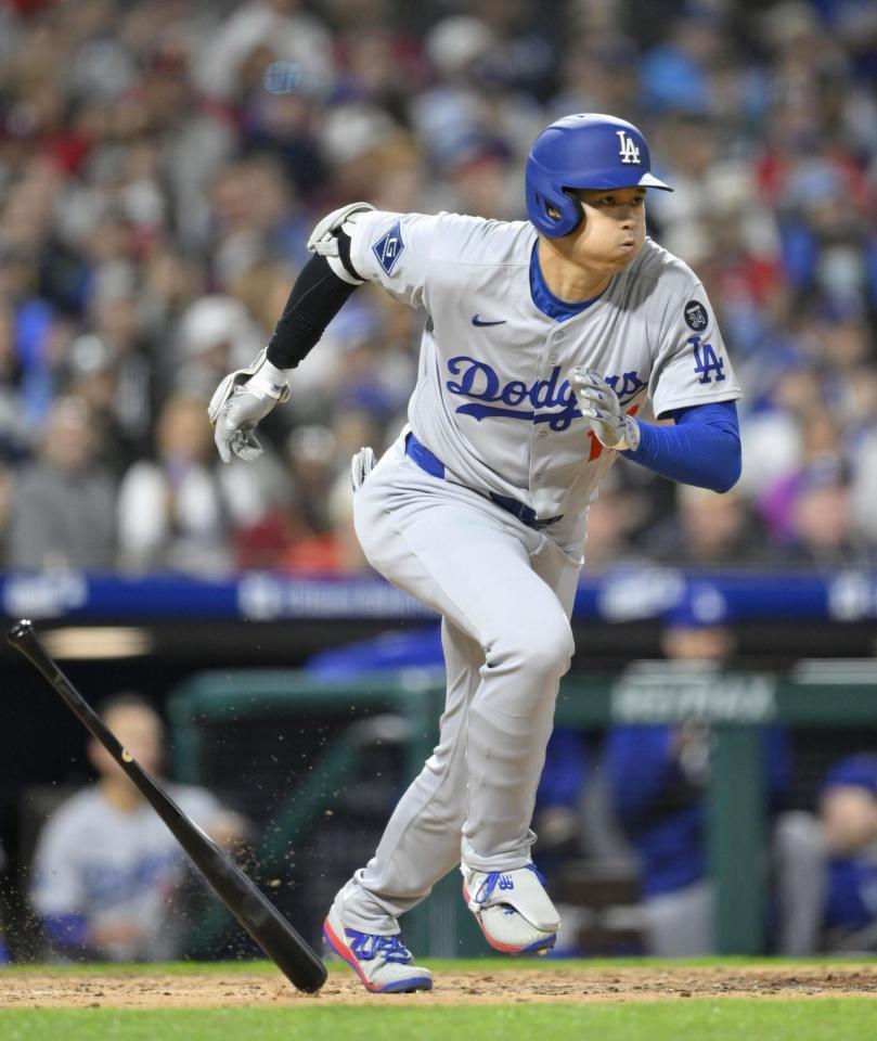 　フィリーズ戦の８回、右前打を放つドジャース・大谷