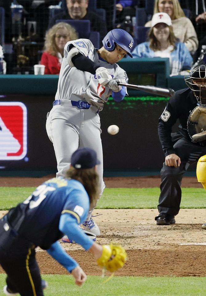 　フィリーズ戦の８回、右前打を放つドジャース・大谷