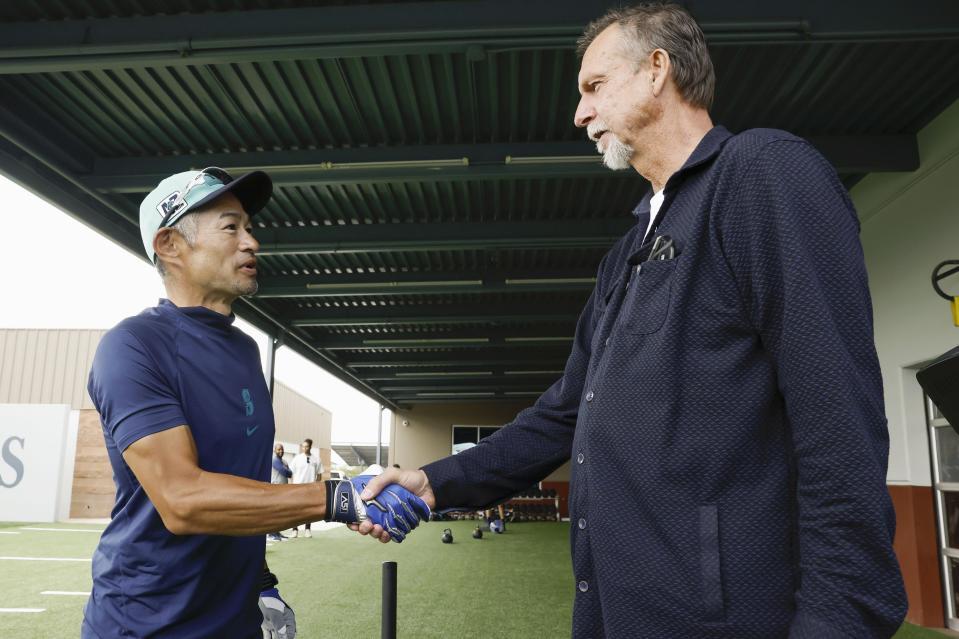　マリナーズのキャンプ地を訪れたランディ・ジョンソン氏（右）と握手を交わすイチロー氏＝３月１２日（提供・共同通信社）