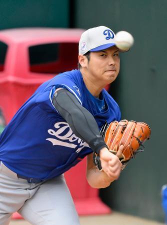 　ブルペンで投球練習するドジャース・大谷＝フィラデルフィア（共同）