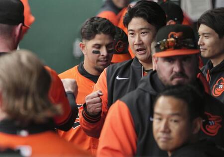 　６回終了後、ベンチでタッチを交わす菅野（共同）