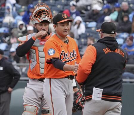 　６回途中、降板する菅野（共同）