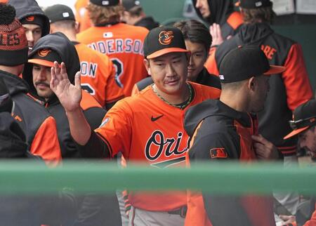 　６回途中で降板し、ベンチでタッチを交わす菅野（共同）