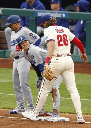 　３回、三進し、三塁手ボームと言葉を交わす大谷（共同）