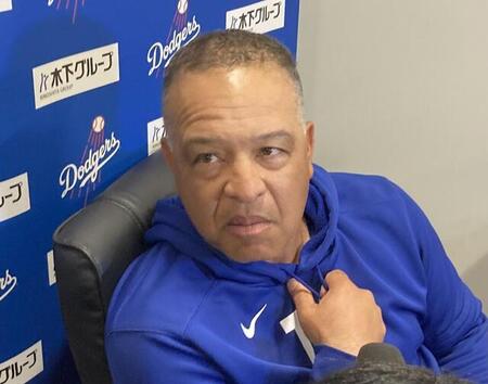 　報道陣の質問に答えるロバーツ監督（撮影・小林信行）