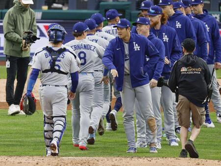 　勝利し、チームメートとタッチを交わす大谷（手前右）＝共同