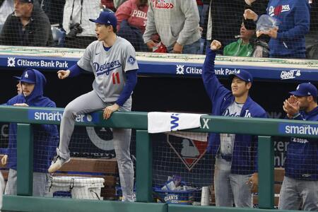 　５回、併殺でピンチを切り抜け、ベンチで喜ぶ佐々木（１１）と大谷（共同）