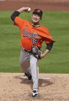 　先発した菅野（共同）