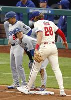 　３回、三進し、三塁手ボームと言葉を交わす大谷（共同）