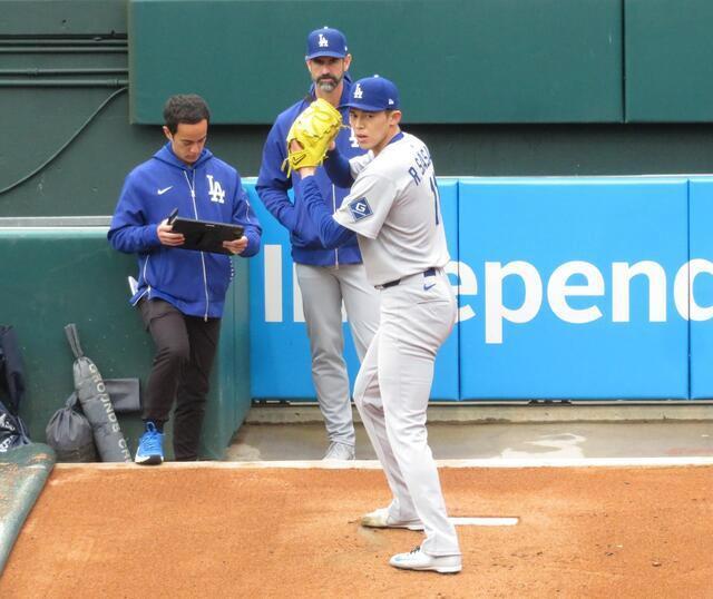 　試合前のブルペンで投球練習をする佐々木（撮影・小林信行）