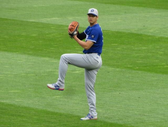 　試合前のフィールドでキャッチボールをする大谷（撮影・小林信行）