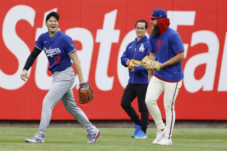　試合前、フィリーズのマーシュ（右）と談笑する大谷（共同）