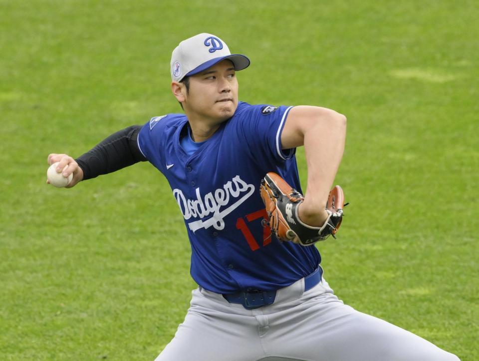 　試合前、キャッチボールする大谷（共同）