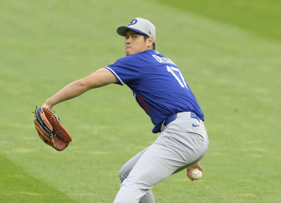 　試合前、キャッチボールする大谷（共同）