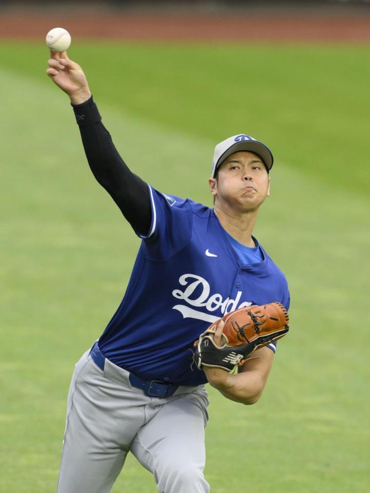 　試合前、キャッチボールする大谷（共同）