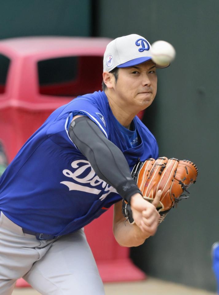 　ブルペンで投球練習する大谷（共同）