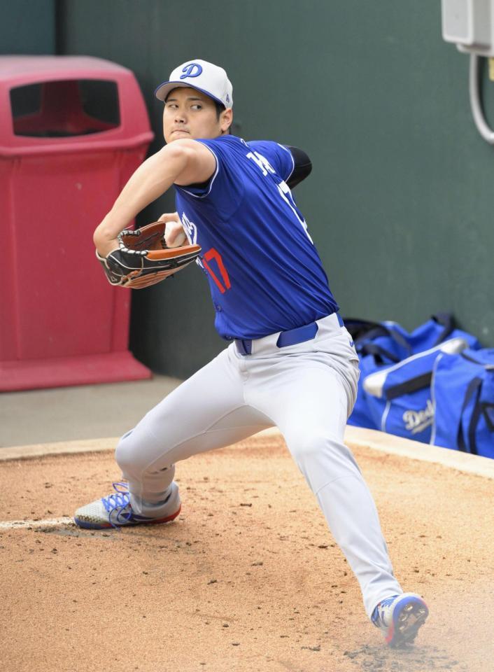 　ブルペンで投球練習する大谷（共同）