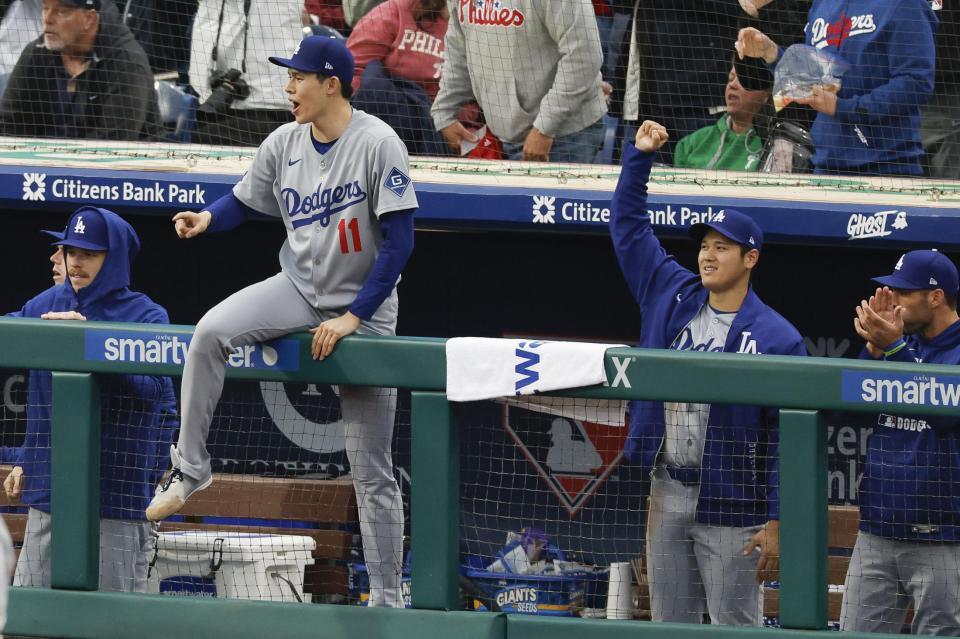 　５回、併殺でピンチを切り抜け、ベンチで喜ぶ佐々木（１１）と大谷（共同）