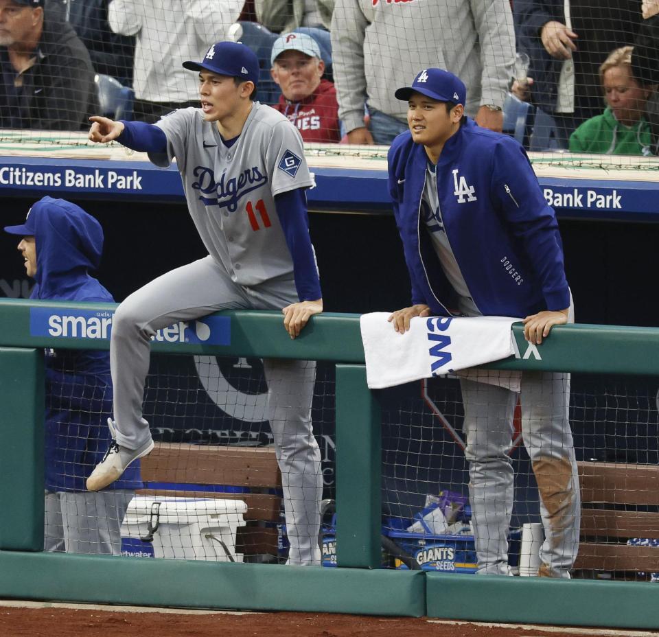 　５回、併殺でピンチを切り抜け、ベンチで喜ぶ佐々木（１１）と大谷（共同）