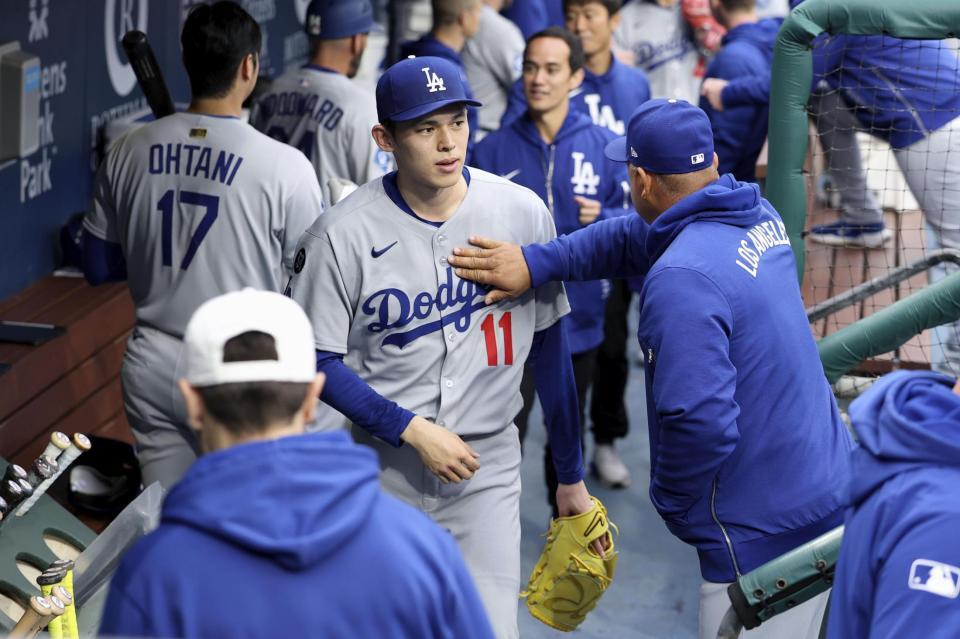 　フィリーズ戦前、ロバーツ監督（右）に胸をたたかれる佐々木（ゲッティ＝共同）