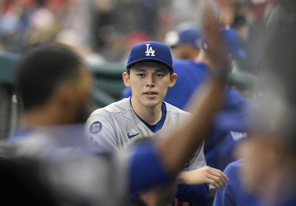 　５回途中で降板後、ピンチを切り抜けたナインをベンチで迎える佐々木（共同）