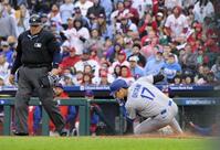 　７回、後続の犠飛で本塁に滑り込む大谷（共同）