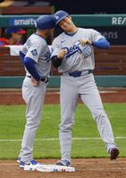 　７回、四球で出塁し、一塁コーチとヘルメットを合わせる大谷（共同）