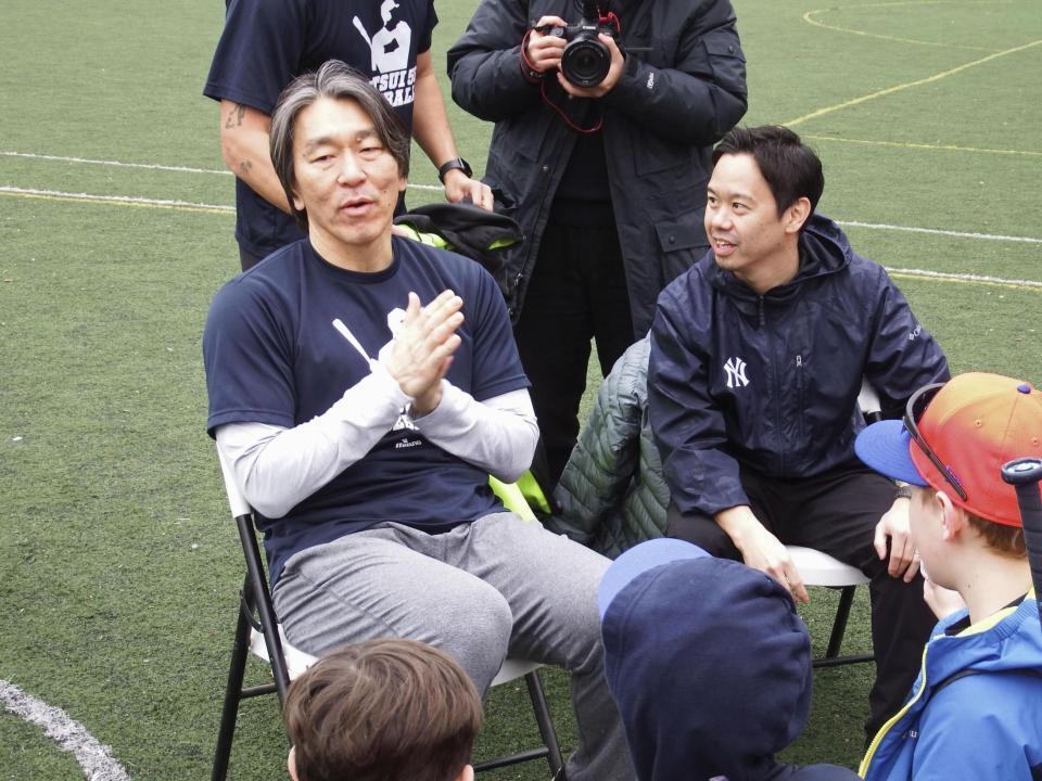 　野球教室で質問に答える松井秀喜さん（左）＝共同