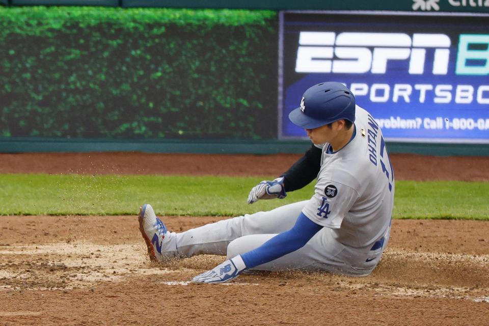 　７回、後続の犠飛で本塁に滑り込む大谷（共同）