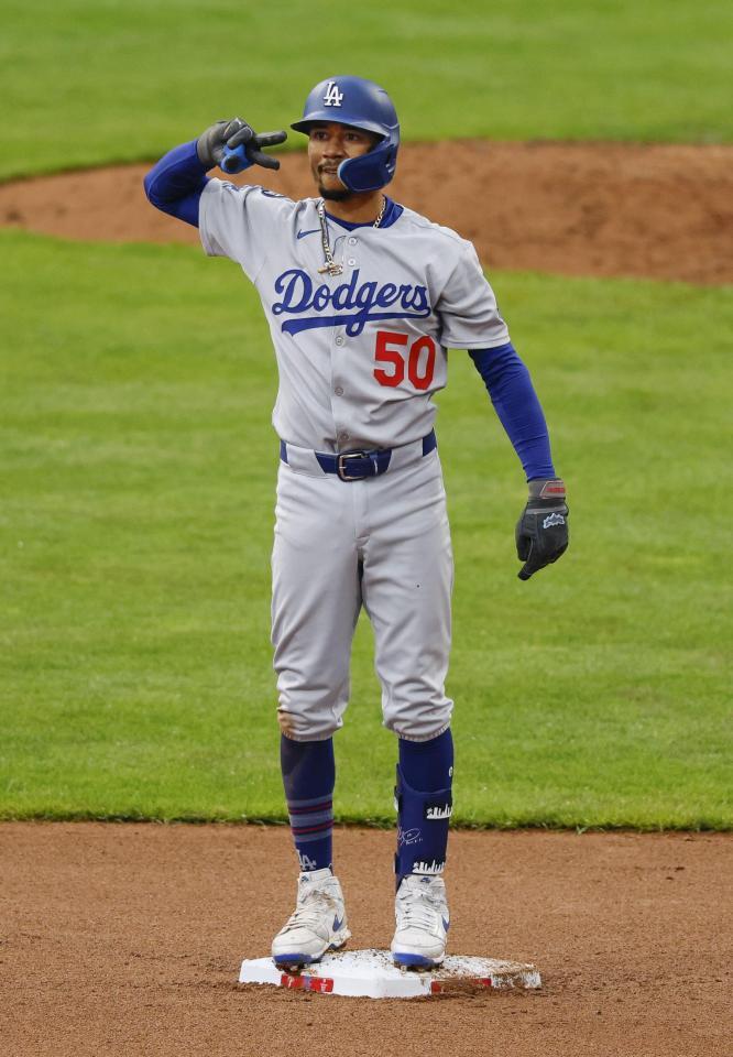 　７回、適時二塁打を放ちポーズをとるベッツ（共同）