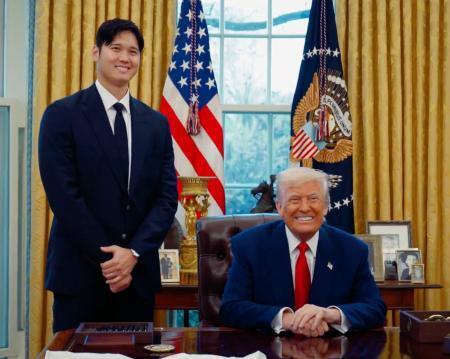 　７日、米大リーグ・ドジャースのホワイトハウス表敬訪問で、笑顔を見せる大谷翔平（左）とトランプ米大統領（ホワイトハウスの公式Ｘから、共同）