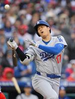 　フィリーズ戦の３回、自打球に顔をしかめるドジャース・大谷（共同）