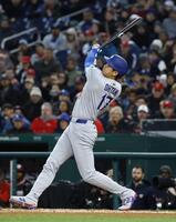 　３回、４号２ランを放つ大谷（共同）