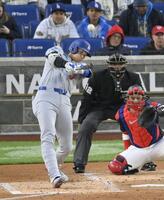 　３回、４号２ランを放つ大谷（共同）