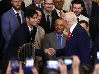 　ホワイトハウスにトランプ大統領（右）を表敬訪問し、握手を交わす大谷翔平（ゲッティ＝共同）