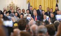 　ホワイトハウスにトランプ大統領を表敬訪問した大谷翔平（前列左から２人目）と山本由伸（右から２人目）ら（共同）