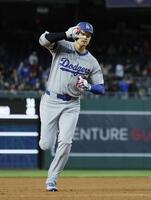 　３回、４号２ランを放ち、ポーズをとりながら塁を回る大谷（共同）