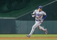 　５回、三塁打を放ち、三塁に向かう大谷（共同）