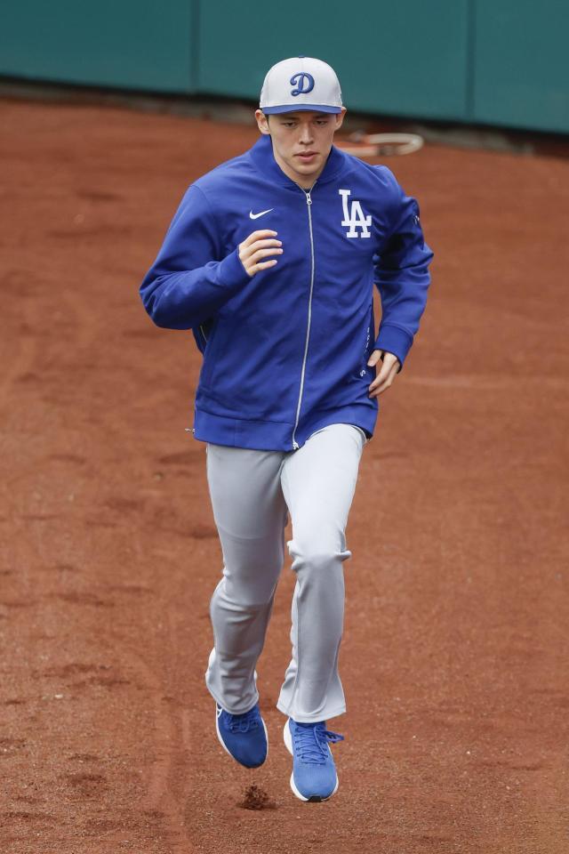 　試合前、ランニングする佐々木（共同）