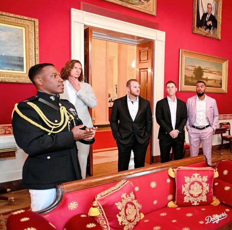 　ホワイトハウスを訪問した（左から）グラスノー、マンシー、スミス、Ｔ・ヘルナンデス（ロサンゼルス・ドジャース提供）