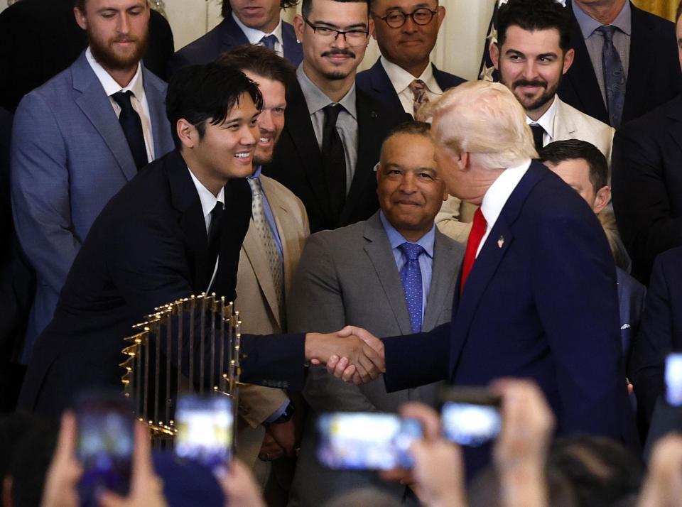 　ホワイトハウスにトランプ大統領（右）を表敬訪問し、握手を交わす大谷翔平（ゲッティ＝共同）