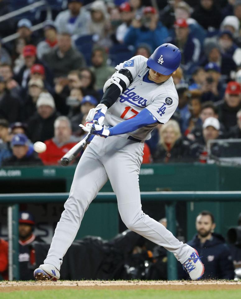 　３回、４号２ランを放つ大谷（共同）