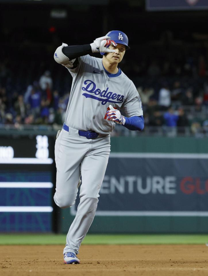 　３回、４号２ランを放ち、ポーズをとりながら塁を回る大谷（共同）