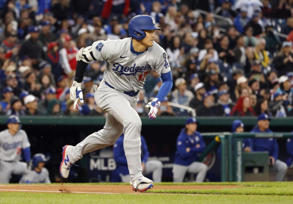 　１回、二塁内野安打を放ち一塁に向かう大谷（共同）