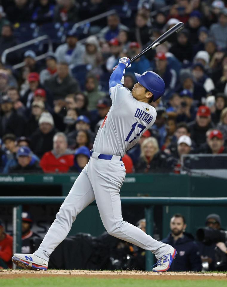 　３回、４号２ランを放つ大谷（共同）